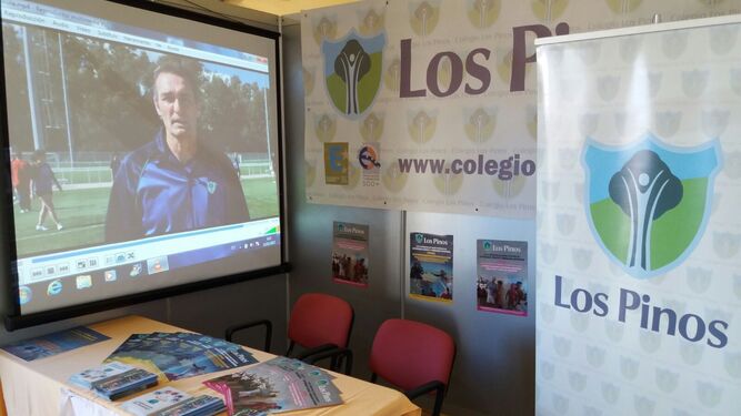 Expositor instalada por el colegio Los Pinos con su oferta educativa.
