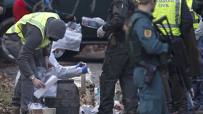 Agentes de la Guardia Civil revisan algunos bidones con material explosivo en Irún.