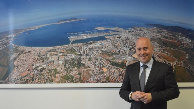 Macías, ante una foto de la Bahía de Algeciras.
