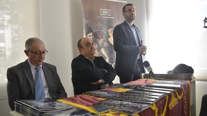 José Ramón Mata, Jesús Luque y Juan Franco, ayer durante la presentación de la revista de Semana Santa.