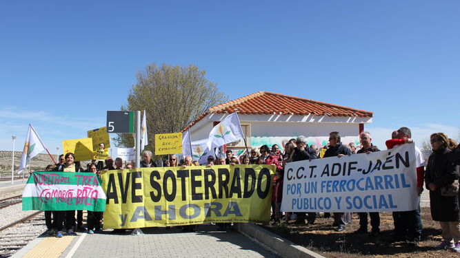 Decenas de personas protestan en la estación de Moreda, ayer.