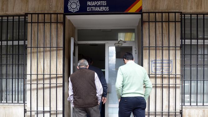 Dos personas entran en la oficina de expedición de documentos en Algeciras, el pasado jueves.