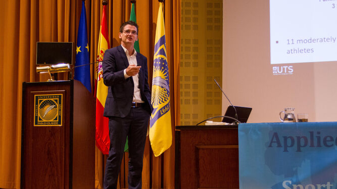 El doctor Aaron Coutts, durante la presentación de su ponencia en la Universidad Pablo de Olavide.