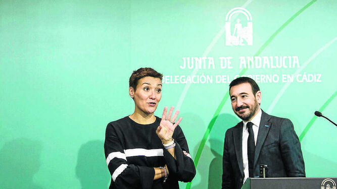Gemma Araujo, ayer, con el delegado de la Junta en Cádiz, Fernando López Gil.