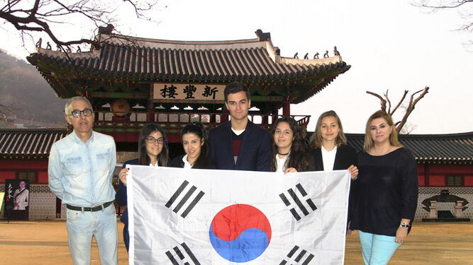 Los alumnos y los profesores que representarán al instituto como Corea del Sur.