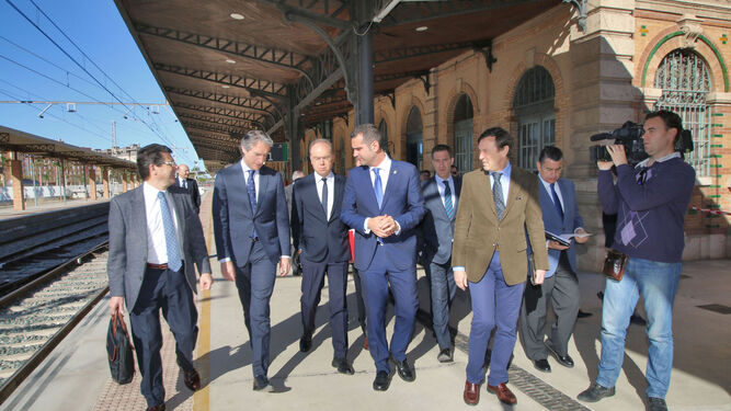 El ministro Íñigo de la Serna (segundo por la izquierda) durante su visita a la estación de Almería, ayer.