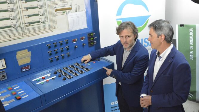 El consejero de Medio Ambiente, José Fiscal, junto al delegado territorial, Ángel Acuña, escenifica la puesta en servicio de la nueva tubería.