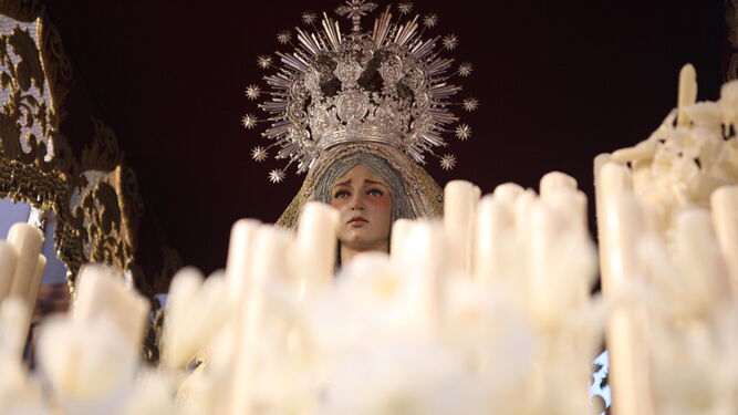 Detalle del rostro de Nuestra Madre de Dios y del Rosario, anoche durante su desfile procesional en Tarifa.