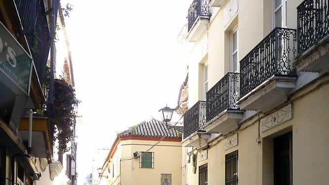 Intimista, solitaria, la calle Cardenal Spínola es la vía más directa al corazón devocional de la ciudad.