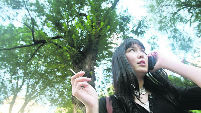 Una mujer fuma un cigarrillo en Union Square, Nueva York.
