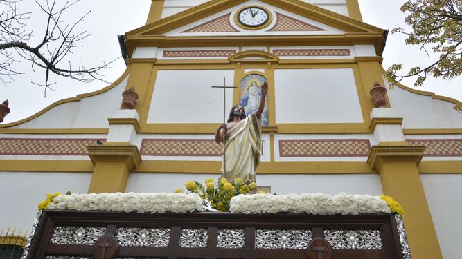 El Resucitado sale a la calle desde la parroquia de La Inmaculada en La Línea.