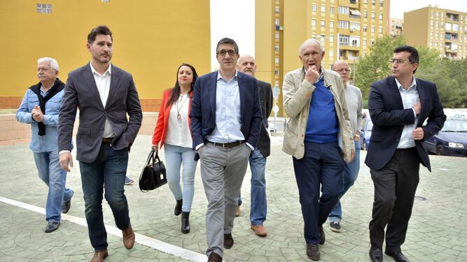 Patxi López, a su llegada a la sede del PSOE de Algeciras, flanqueado por Rafael España y Fran Fernández.