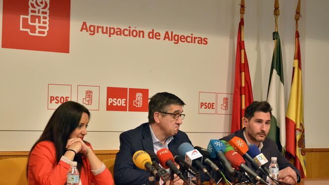 El precandidato socialista, junto a María Díaz y Fran Fernández.