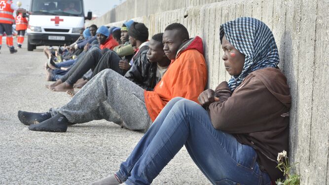 Varios de los migrantes rescatados, en el puerto de Algeciras.