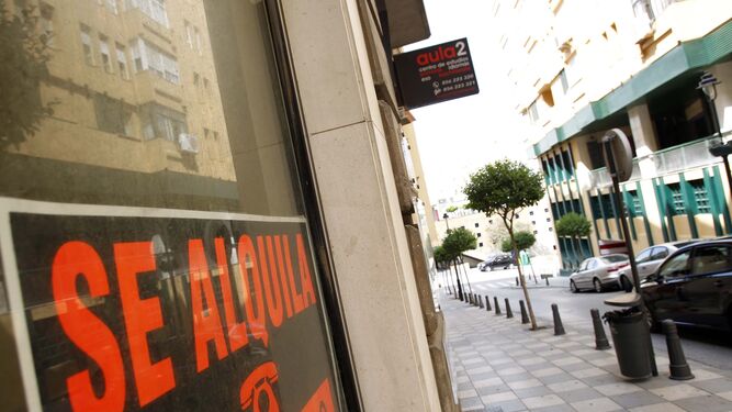 Un cartel en un local de Algeciras que informa de que se alquila.