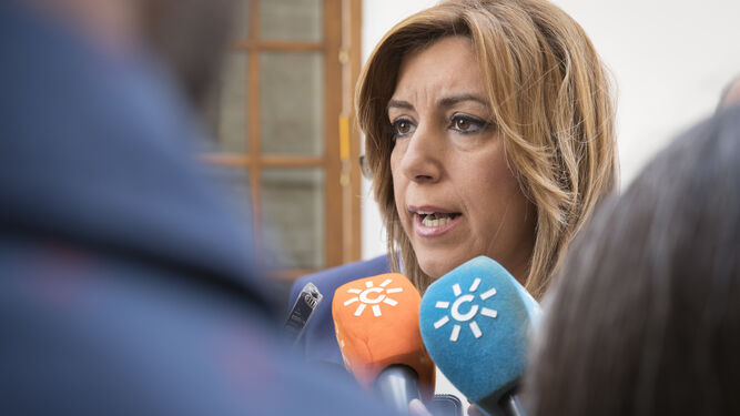 Susana Díaz atiende a los medios en el Parlamento andaluz.