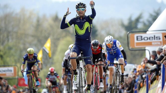 Alejandro Valverde celebra su triunfo en la Flecha Valona.
