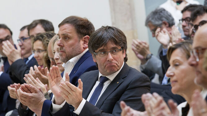 Puigdemont (c), y el vicepresidente Junqueras (i), en un acto de apoyo a Forcadell (d).