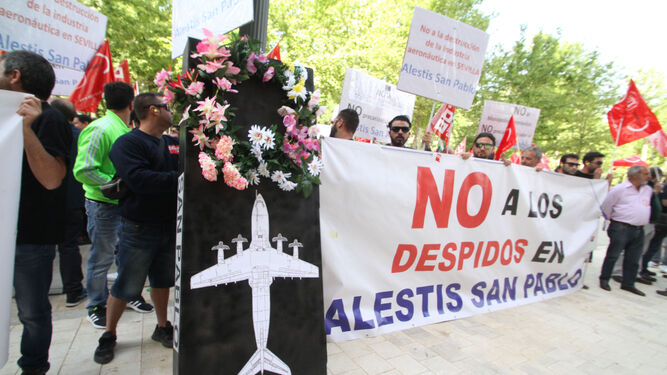 Empleados de Alestis, durante la concentración en protesta por el ERE ante la delegación del Gobierno en Andalucía.