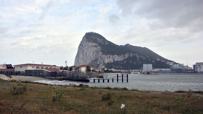 La zona en la que se produce el vertido, justo entre La Línea y Gibraltar.