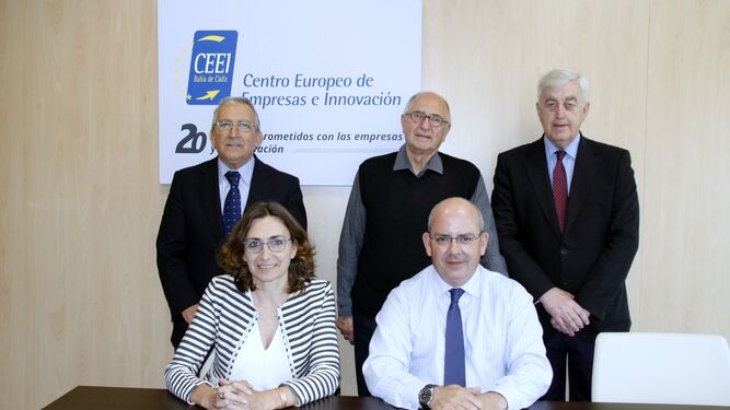 Los cinco presidentes del CEEI Bahía de Cádiz durante los últimos 20 años, posando juntos en las instalaciones de la entidad en El Puerto.