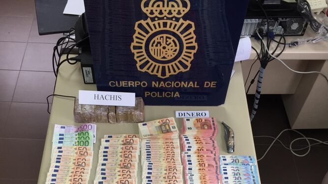 El dinero y la droga intervenidos en la actuación de la Policía Nacional.