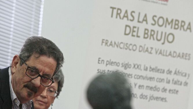 Francisco Díaz Valladares, durante la presentación del libro en la biblioteca linense, ayer.
