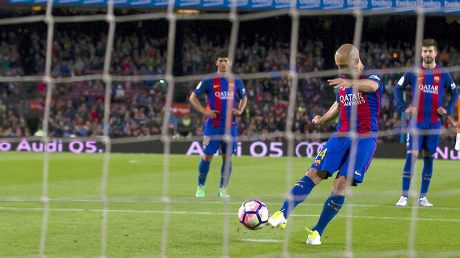 Mascherano lanza un penalti para hacer su primer gol con el Barça.