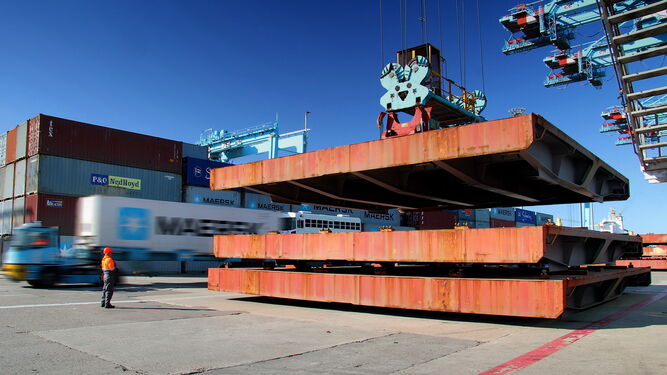 Actividad de carga y descarga de mercancías en APM Terminals Algeciras.