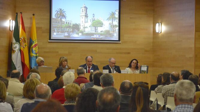 El alcalde de Algeciras, José Ignacio Landaluce, preside la presentación junto al investigador Manuel Tapia, ayer.