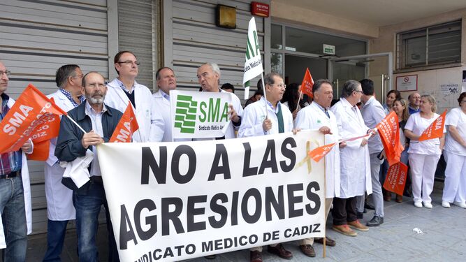 La protesta convocada por el Sindicato Médico, a las puertas del centro de salud de Poniente.