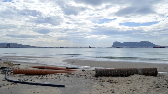 El Ayuntamiento desviará ya las tuberías de la playa de El Rinconcillo