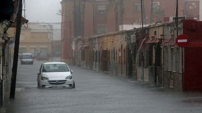 Las intensa lluvia causa inundaciones y provoca numerosos cortes de calles