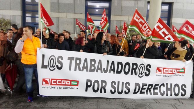 Los delegados sindicales ante la estación marítima de Algeciras, ayer.