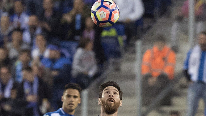 El azulgrana Messi busca con la mirada la pelota.