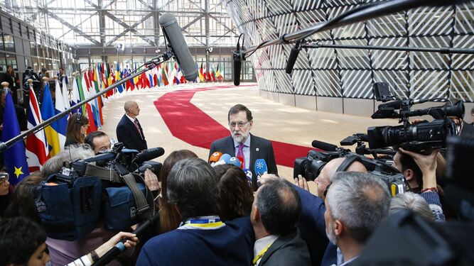 Rajoy se dirige a los periodistas ayer en Bruselas.