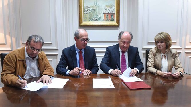El presidente del Ateneo, el director de Cepsa, el alcalde de Algeciras y la concejal de Cultura, ayer durante la firma de los convenios.