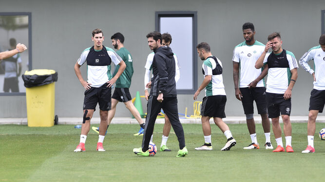 Víctor Sánchez del Amo y un grupo de jugadores en un momento del entrenamiento.