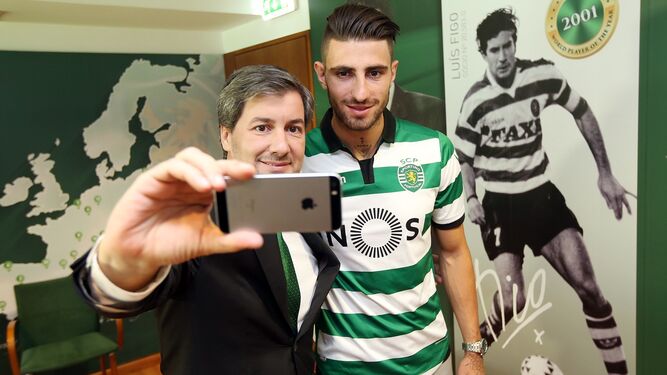 El presidente del Sporting de Portugal, Bruno de Carvalho, se hace una foto con Piccini.