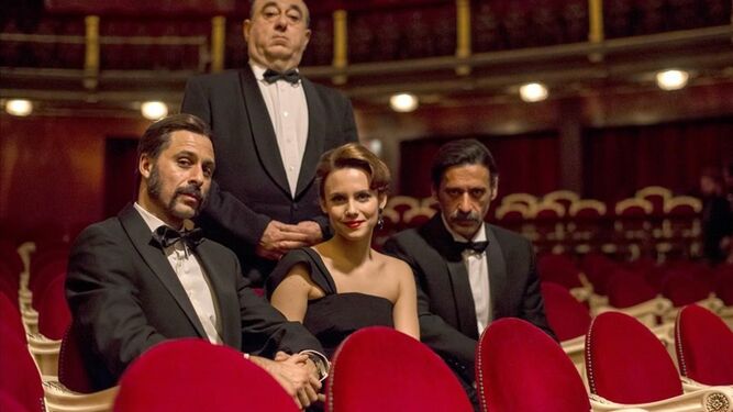 Pacino (Hugo Silva), Amelia (Aura Garrido) y Alonso de Entrerríos (Nacho Fresneda), con Hitchcock (José Ángel Egido).