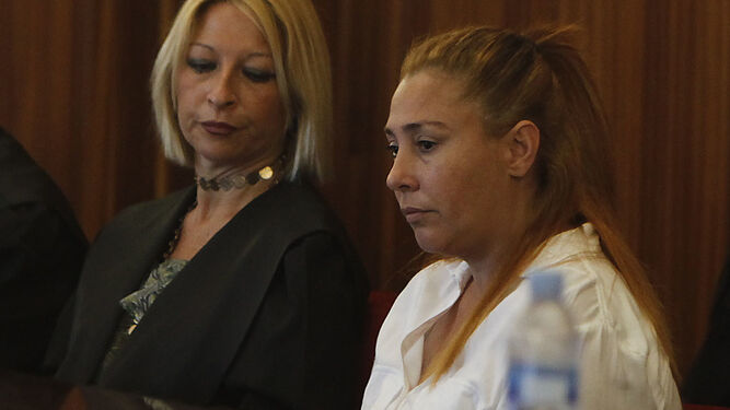 La acusada, a la derecha, con la mirada perdida durante el juicio.