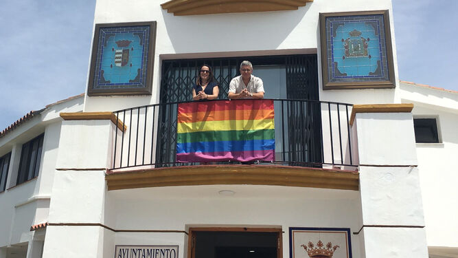 Juan Casanova y Pilar Lobato, en el balcón del Ayuntamiento con la bandera arcoiris.