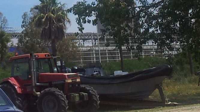El tractor y la embarcación que aparecieron ayer en la explanda del Parque de la Torre, junto a la playa.