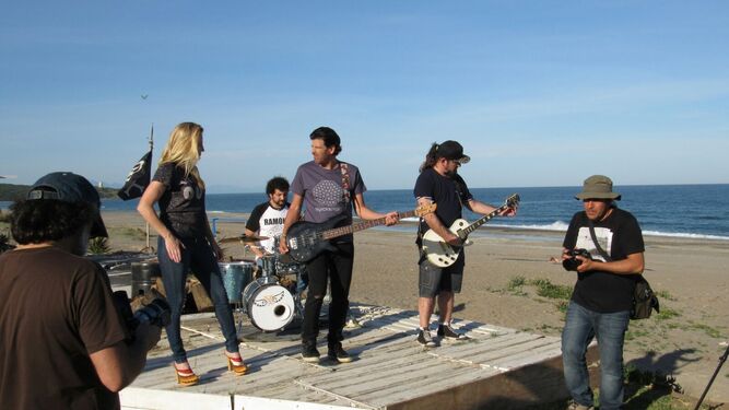 La banda Excéntrico Milú, durante un rodaje.