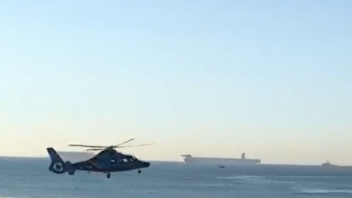 Capturas del vídeo con el helicóptero sobre la embarcación y sus tripulantes huyendo.
