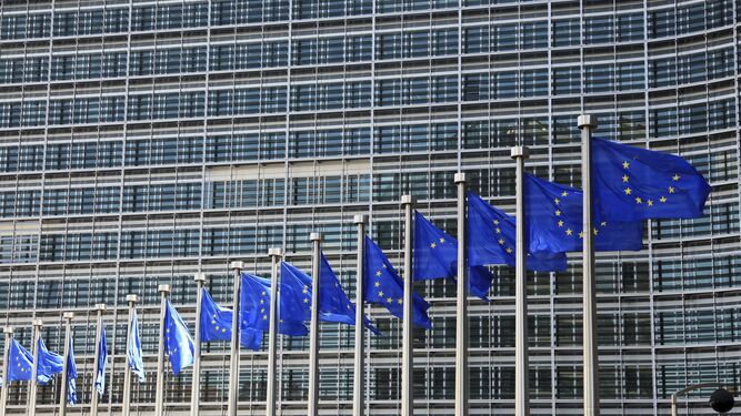 Banderas de la UE frente a la sede de la Comisión Europea en Bruselas.