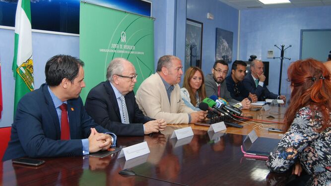 Gema Pérez (en el centro), junto a Romero y Franco, y técnicos de la Junta, ayer en Algeciras.