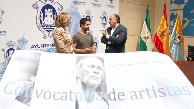 El cartel de la convocatoria abierta a los artistas de Algeciras, con Landaluce, Pintor y Pinteño, detrás.