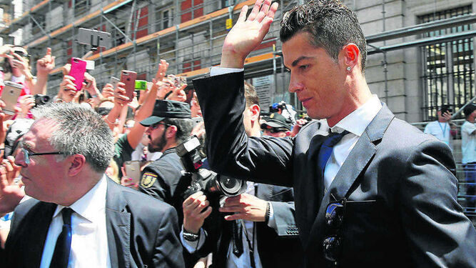 Cristiano Ronaldo, en una imagen de los actos de celebración del título liguero del Real Madrid.