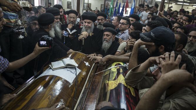 Familiares de los fallecidos lloran durante el funeral.